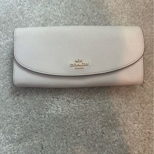 Coach button close wallet